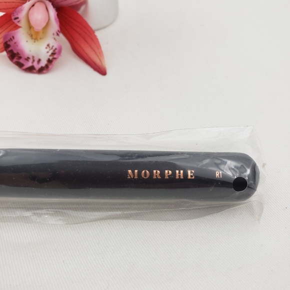 Morphe R1 Deluxe Pointed Powder Brush - Picture 4 of 8